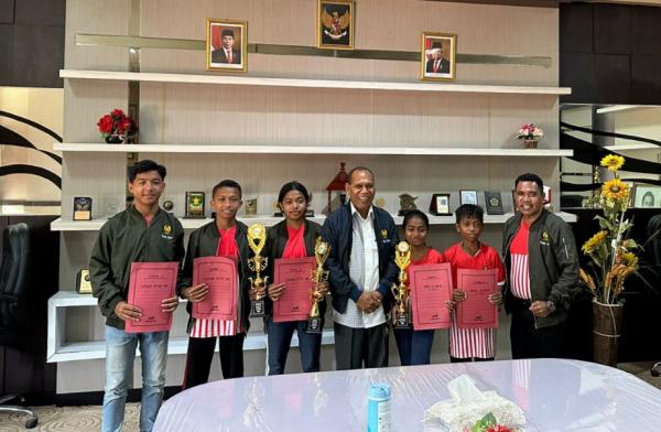 Anak Alor Berprestasi, 3 Piala Turnamen Tenis Lantai di Kupang Berhasil di Dibawa Pulang