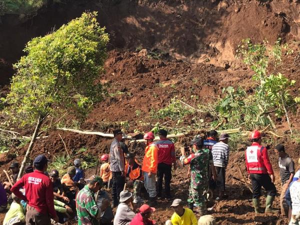 Petugas Gabungan dan Masyarakat Antisipasi Dampak Susulan Longsor Sawahan Nganjuk