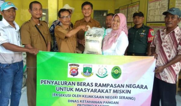 Terima Bantuan Beras, Nelayan Binuangeun ucapkan Terimakasih kepada DKP Banten dan Disketapang