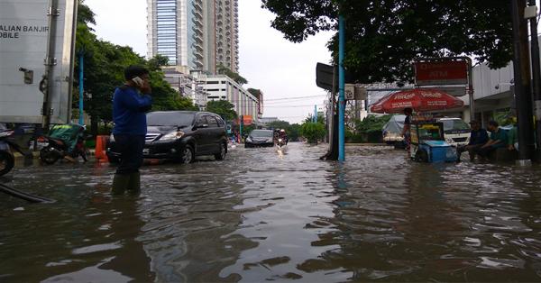 Sejumlah Jalan di Jakarta Selatan Tergenang Banjir Usai Hujan Sore Ini