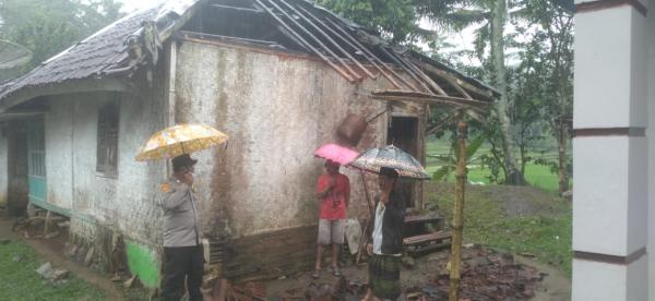 Diguyur Hujan Deras, Atap Rumah Warga di Singajaya Ambruk