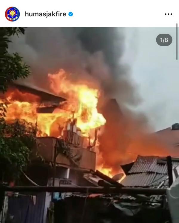 Kebakaran di Setiabudi, 18 Unit Mobil Damkar Dikerahkan