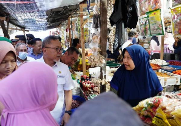 Tinjau Pasar Seketeng Sumbawa, Mendag Zulhas: Harga Bahan Pokok Stabil