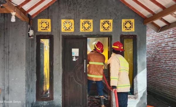 Lupa Matikan Kipas Angin lalu Korsleting, Rumah Warga di Probolinggo Terbakar