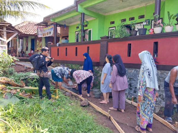 Partai Perindo Bantu Perbaikan Jalan Lingkungan di Kampung Ciharashas Cilaku Cianjur