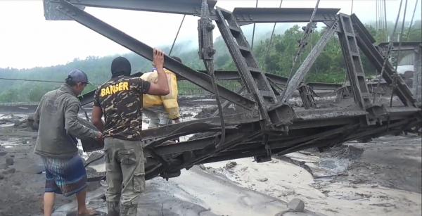 Diterjang Banjir Lahar Dingin Gunung Semeru 2 Jembatan di Lumajang Putus