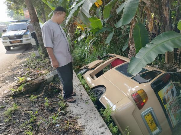 Lupa Rem Tangan Mobil Angkot di Cianjur Terperosok