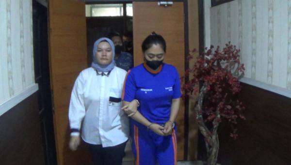 Tipu Puluhan Emak-emak Ikut Arisan Bodong, Janda Anak Satu di Purwakarta Diamankan Polisi