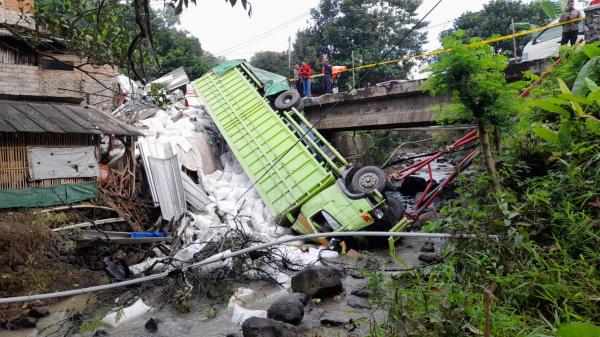Kronologi Truk Terjun ke Sungai di Jalur Gentong Tasikmalaya, Sopir Terhimpit Kabin