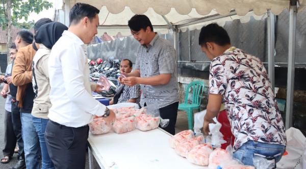 Masyarakat Buru Daging Ayam Murah di Bazar Polres Garut