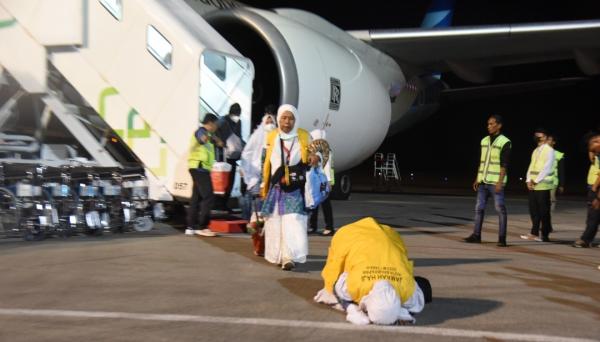 298 Jemaah Haji Kloter Pertama Asal Kaltim Tiba di Bandara SAMS Sepinggan