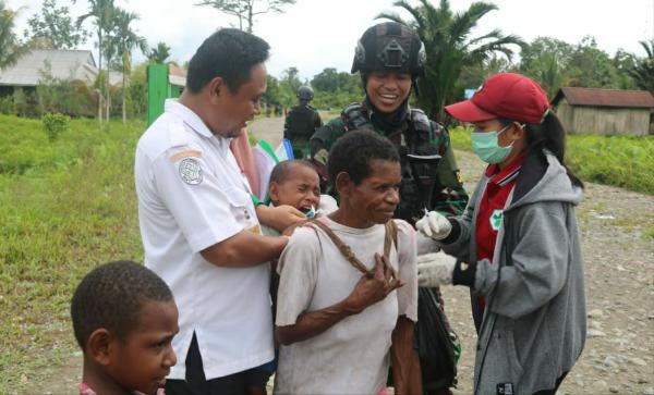 Prajurit Kostrad dan Petugas Kesehatan Lakukan Imunisasi Door to Door Di Pedalaman Papua