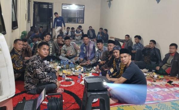 Dalam Rangka Hari Bhayangkara Ke-77, Kapolsek Mancak Ajak Warga Nobar Wayang Kulit