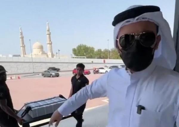 Viral! Sultan Arab Teriak Mana Mobil Paling Mahal, Terlihat Gotong Duit ke Dealer