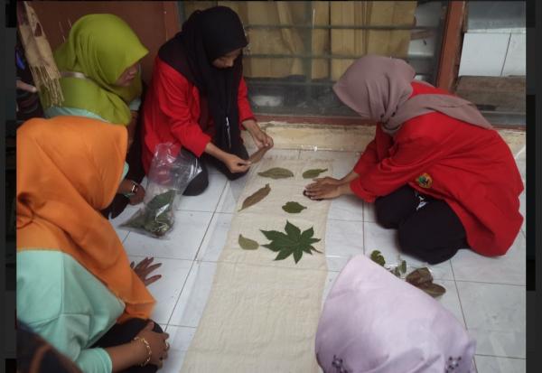 Trik Buat Batik Ecoprint secara Praktis, Ini yang Diajarkan Mahasiswa Untag Surabaya