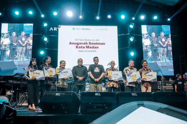 Di Colorful Medan Carnival, Bobby Nasution Beri Penghargaan Seniman Kota Medan