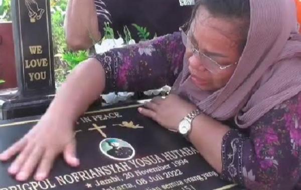 Mengenang 1 Tahun Brigadir Yosua Meninggal, Tangis Keluarga Pecah di Pusara Pemakaman