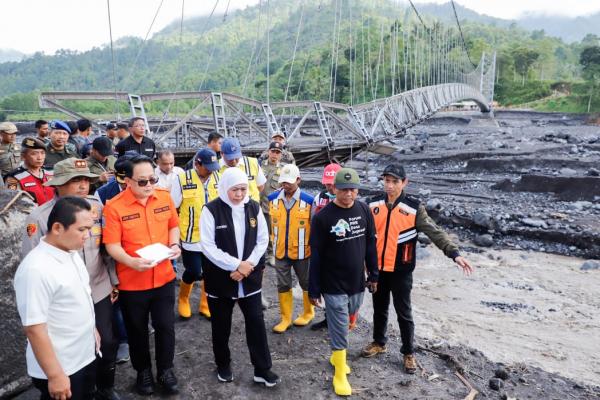 Gubernur Khofifah Tinjau Jembatan Putus Akibat Banjir Lahar Dingin Lumajang
