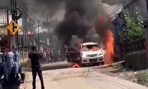Diduga Korsleting Kabel, Minibus di Tasikmalaya Hangus Terbakar