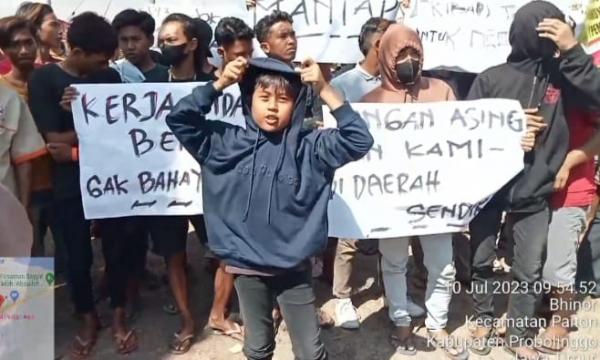 Anak-anak Ikut Demontrasi Kantor Pelaksana Tol Probowangi