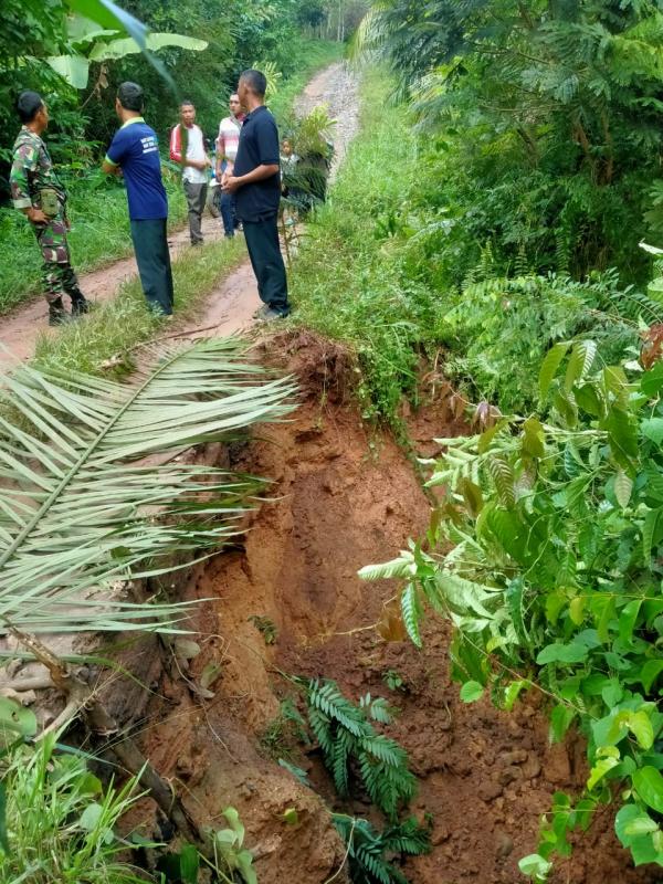 Akibat Hujan Deras Jembatan Penghubung Kampung di Beringin Jaya Longsor, Mobil Tidak Dapat Melintas