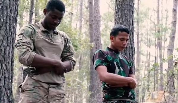 Personel US Army dan TNI AD Sholat Berjemaah di Tengah Hutan, Sesama Muslim Bersaudara