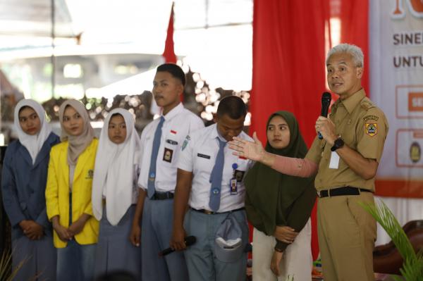Terima Aduan Pungli SMK Negeri di Rembang, Ganjar: Langsung Saya Telepon!