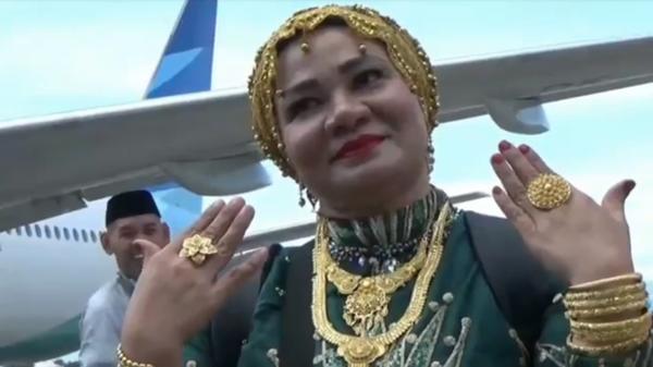 Jemaah Haji Asal Makassar Pakai Perhiasan Mentereng Diperiksa Bea Cukai, Ternyata Emas Imitasi