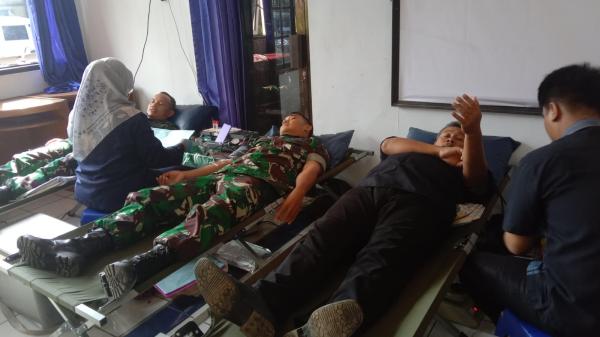 Meriahkan Hari Koperasi, Puluhan Tentara Ikuti Donor Darah