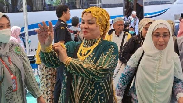 Bergaya Emak-emak Asal Makassar Pulang Haji Pamer Emas 180 Gram, Ternyata Imitasi