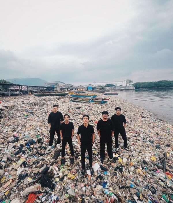 3.700 Orang Lakukan Aksi Bersihan Sampah Bersama Pandarawara Grup di Pantai Lampung