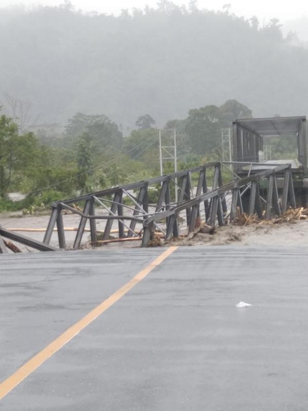 Diterjang Banjir, Jembatan Penghubung di Maluku Tengah Putus