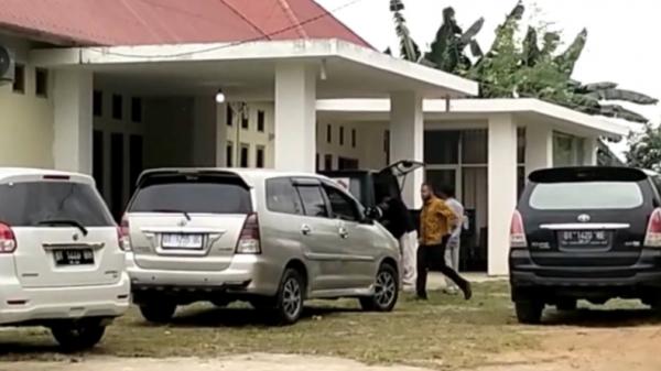 Penyidik KPK Geledah Rumah Pribadi Bupati Muna Rusman Emba dan Rumah Kontraktor PT MPS