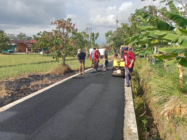TNI Bikin Akses Jalan Pelosok Desa di Kuningan Jadi Mulus