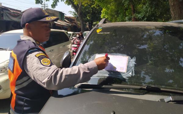 Nekat Parkir Sembarangan, 5 Mobil Digembok Petugas Gabungan di Cimahi