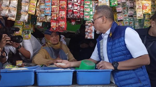 Sidak Pasar di Colomadu Karanganyar, Zulhas Bagi-bagikan Uang dan Belanjaan kepada Ibu-Ibu