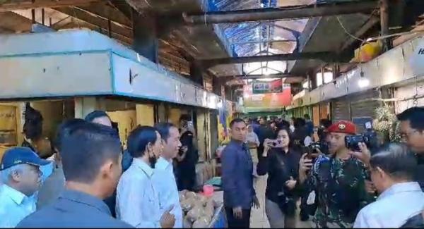 Saat Jokowi Bertemu Kembaran di Pasar Cihapit, Penjual Mi Tek-Tek Asal Bandung