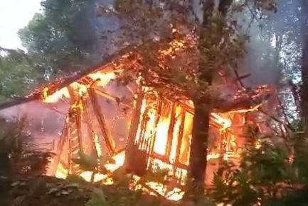 Diduga Korsleting Listrik 4 Rumah Warga di Cihara Lebak Ludes Terbakar
