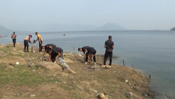 Ratusan Polisi dan Masyarakat Lakukan Aksi Pungut Sampah Plastik di Kawasan Danau Jatiluhur