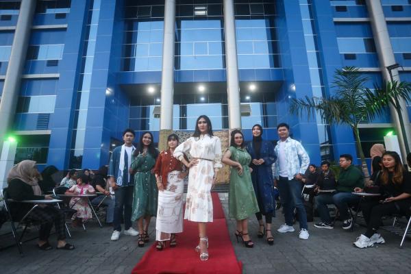Fashion Show Batik Ulur Wiji Meriahkan Pameran Fotografi Analog Ciphoc Unitomo