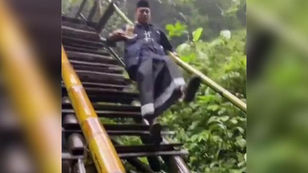 Viral Pria Berpeci Jatuh di Tangga Bambu, Ternyata Ini Lokasinya