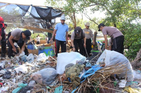 Edukasi Masyarakat Jaga Lingkungan, Puluhan Polisi di Probolinggo Bersih-bersih Sampah TPI