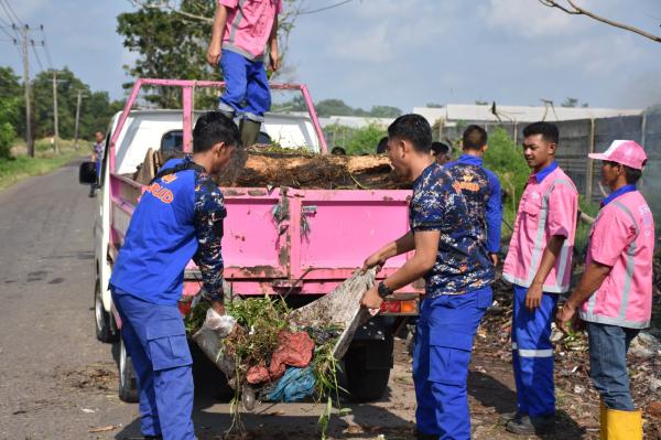 Peduli Lingkungan, Puluhan Personel Polda Babel Lakukan Aksi Bersih Sampah