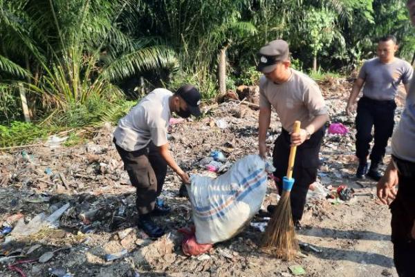 Polisi di Riau Gelar Baksos Bersihkan Sampah