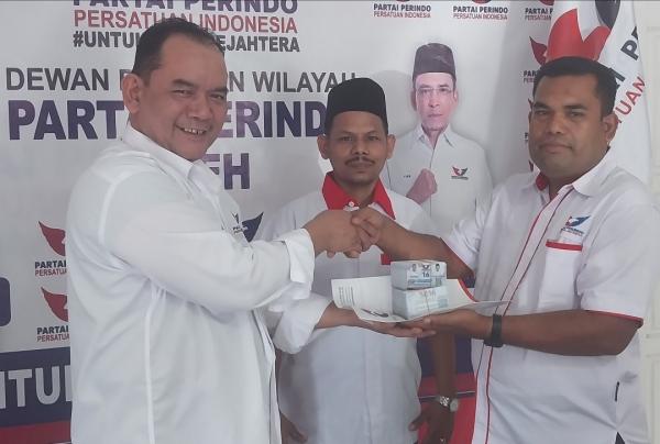 Keren : Partai Perindo Aceh Bagikan Kartu Anggota Berasuransi Ke Masyarakat Aceh