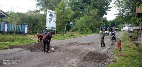 Babinsa dan Warga Borisallo Timbun Jalan Berlubang di Jalur Malino, Cegah Kecelakaan Berlalulintas