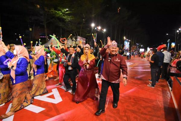 Batik Gong Si Bolong dan Jus Belimbing Kota Depok Meriahkan Pawai Budaya Apeksi di Makassar
