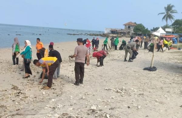 Peduli Lingkungan, Kapolsek Labuan Ajak Warga Bersih-bersih Pantai