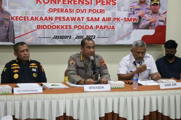 Polda Papua Lakukan Konferensi Pers Operasi DVI Polri Kecelakaan Pesawat SAM AIR PK-SMW
