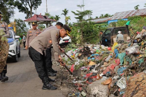 Warga Kagum Berpakaian Dinas Kapolres Pematang Siantar Bersihkan Sampah di Tanjung Pinggir